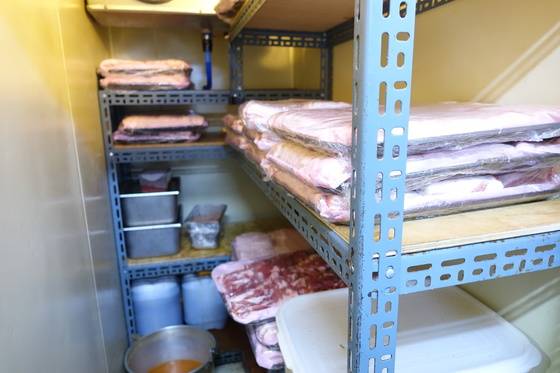 진공포장 상태로 저온 장기 숙성되고 있는 흑돼지 오겹살과 목살. 이 상태로 14일을 뒀다가 포장을 풀어 1~2일 더 숙성한다.