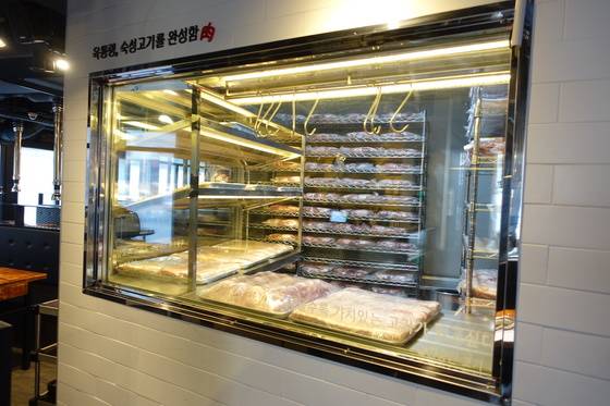 ‘육통령’ 교대점의 전용 숙성실. 내부 온도는 영하 1.7도 안팎이다(고기 양에 따라 유동적). 흑돼지 오겹살·목살은 진공포장 상태로 14일, 포장을 풀고 손님상에 나갈 크기로 잘라서 1~2일 숙성 과정을 거친다. 저장고 바닥에서는 김치가 익어간다.