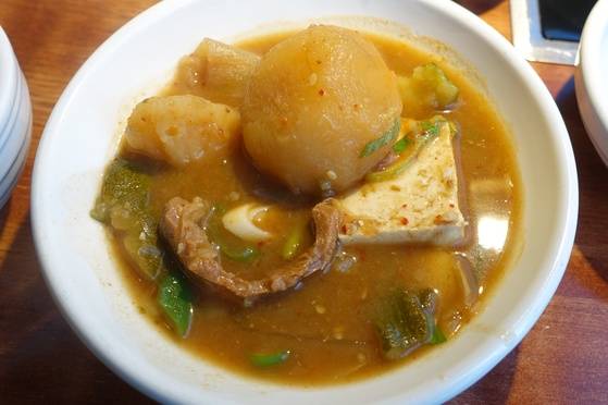 앞접시에 덜어낸 토장찌개 속 호박은 오래 끓여 형체가 뭉개졌다.