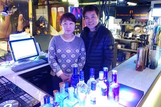 서울 여자 김옥경씨와 시골 남자 국중성씨 부부. 아내는 소스와 반찬, 남편은 고기를 책임진다.