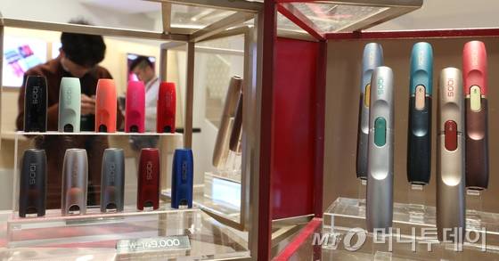 10일 오후 서울 종로구 아이코스(IQOS) 광화문점에 궐련형 전자담배가 전시되어 있다.  아이코스와 글로 등 궐련형 전자담배에 부과하는 지방세가 인상된다.  국회는 지난 8일 오후 본회의에서 궐련형 전자담배의 담배소비세를 현행 528원에서 897원으로, 지방교육세를 현행 232원에서 395원으로 인상하는 내용을 골자로 하는 지방세법 개정안을 가결 처리했다. 2017.12.10/뉴스1  <저작권자 © 뉴스1코리아, 무단전재 및 재배포 금지>