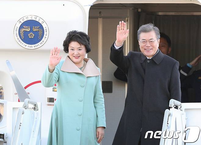 문재인 대통령과 김정숙 여사가 13일 경기 성남시 서울공항에서 중국으로 출국하며 손을 흔들고 있다.2017.12.13/뉴스1 © News1 신웅수 기자