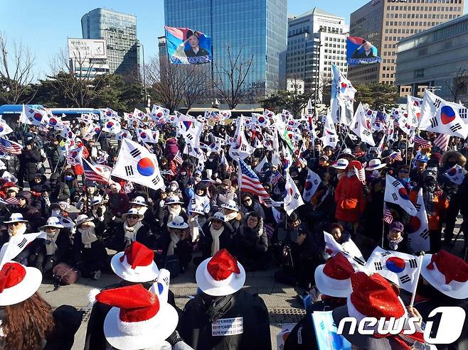 16일 오후 서울 종로구 광화문광장에서 대한애국당과 박근혜 전 대통령 무죄석방 서명운동본부가 박 전 대통령의 석방을 촉구하는 집회를 열고 있다. 2017.12.16/뉴스1 © News1 차오름 기자