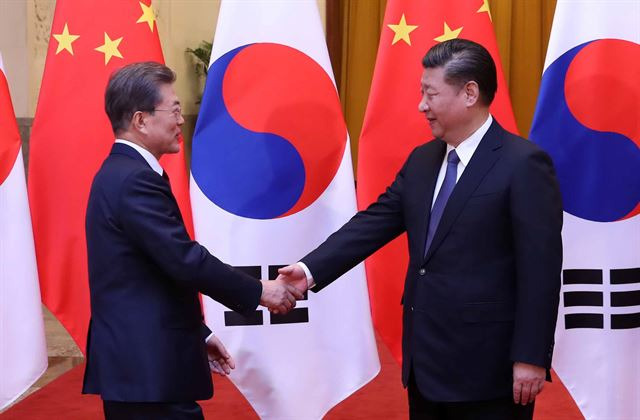 문재인 대통령과 시진핑 중국 국가주석이 14일 베이징 인민대회당에서 양국 MOU 서명에 앞서 악수하고 있다. 청와대사진기자단