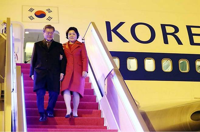 충징 장베이 공항에 도착한 문재인 대통령 내외 (사진=청와대 제공)