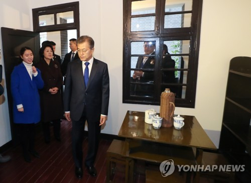 문 대통령, '김구 선생 집무실에서 생각' (충칭<중국>=연합뉴스) 배재만 기자 = 문재인 대통령이 16일 오전 중국 충칭시 대한민국 임시 정부청사를 방문해 김구 선생의 집무실을 둘러보고 있다.      scoop@yna.co.kr