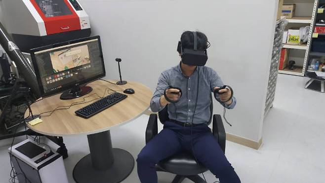 다윈테크 직원이 치과 의료진의 숙련도를 향상시킬 수 있는 'VR 치과 임상술기 솔루션'을 시연하고 있다.