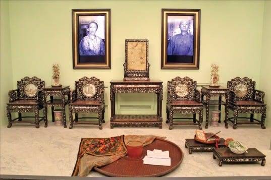화려한 문양의 장식이 돋보이는 페라나칸 가구들.