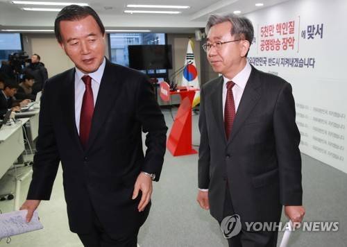 당협위원장 교체 발표를 마친 뒤 (서울=연합뉴스) 홍해인 기자 = 자유한국당 홍문표 사무총장(왼쪽)과 이용구 당무감사위원장이 17일 오전 서울 여의도 당사에서 현역의원 4명의 당협위원장 자격 박탈 및 원외위원장 58명의 당협위원장 교체 배경에 대한 설명을 마친 뒤 브리핑실을 나서고 있다. 2017.12.17      hihong@yna.co.kr