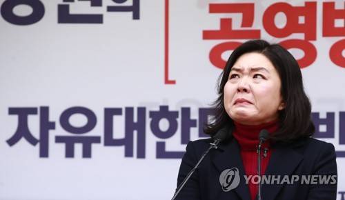 울먹이는 류여해 최고위원 (서울=연합뉴스) 홍해인 기자 = 자유한국당 류여해 최고위원이 17일 오후 서울 여의도 당사에서 이날 발표된 당무감사 결과에 따른 당협위원장(서울 서초구갑) 자격 박탈에 대한 입장을 밝히며 울먹이고 있다. 2017.12.17       hihong@yna.co.kr