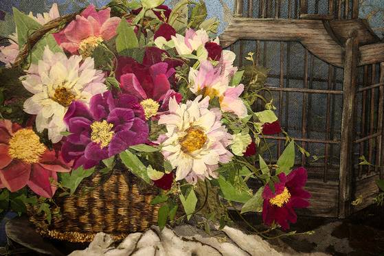 전남 구례 대한민국압화박물관에 걸려 있는 압화 작품. 꽃 모양의 그림에는 실제 말린 꽃이 들어갔다. [사진 프리랜서 장정필]