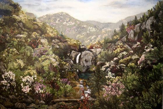 전남 구례 대한민국압화박물관에 걸린 압화 작품. 나무를 실제 꽃과 이끼로 표현했다. 원근감을 주기 위해 꽃 재료로 층을 형성했다. [사진 프리랜서 장정필]