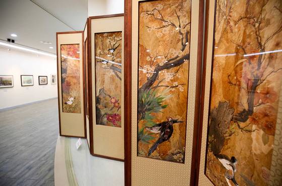 전남 구례 대한민국압화박물관의 전시된 작품. 나뭇잎으로 배경을, 나무껍질로 나무를 표현했다. 꽃 그림에는 실제 꽃이 쓰였다. [사진 프리랜서 장정필]