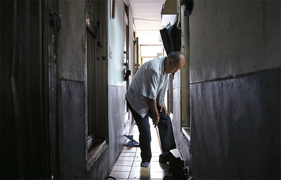기초연금으로 생활하는 한 노인이 서울 남대문 쪽방을 나서고 있다. 내년부터 월 소득인정액 130만원인 노인까지(단독가구 기준) 기초연금을 받게 된다. [중앙포토]