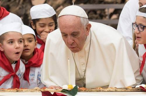 '교황님이 촛불을 잘 끄시려나'  (바티칸 AFP=연합뉴스) 17일(현지시간) 이탈리아 바티칸 바오로6세홀에서 열린 프란치스코 교황 81세 생일 축하 행사에서 교황이 어린이들과 함께 4m 길이의 축하 피자 촛불을 끄고 있다.