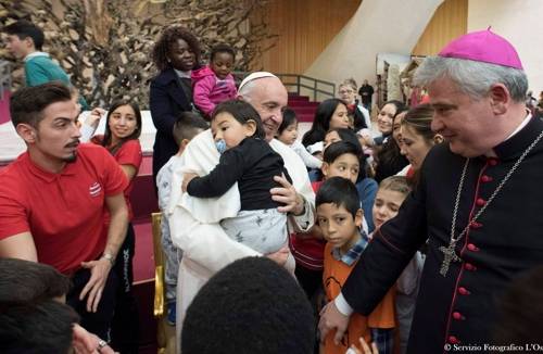 어린이들 초대한 교황 (바티칸 AFP=연합뉴스)