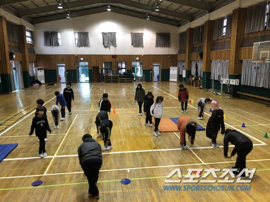 14일 경기도 남양주 금곡초등학교 학생들이 '유스핏(Youth-FIT)' 프로그램을 위해 체육관에 모여들었다. '스퀘어 코스' 미션을 수행하는 내내 웃음꽃이 피었다. '유스핏'은 대한체육회가 청소년들의 운동습관, 체력증진을 목표로 전국 17개 시도 140개교에서 12주 코스로 진행중인 청소년 맞춤형 '피트니스' 프로그램이다.  사진 제공=경기도체육회