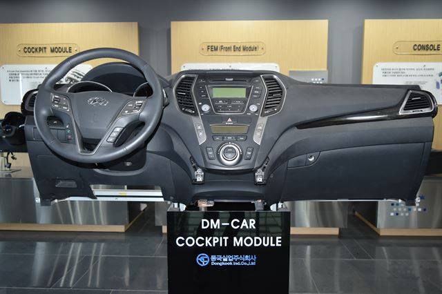 동국실업의 신아산공장에서 생산된 크래쉬패드를 장착한 현대차 싼타페의 운전석 부분. 현대차가 선호하는 크래쉬패드 디자인 스타일은 좌우 모양이 똑같은 대칭형이다. 동국실업 제공