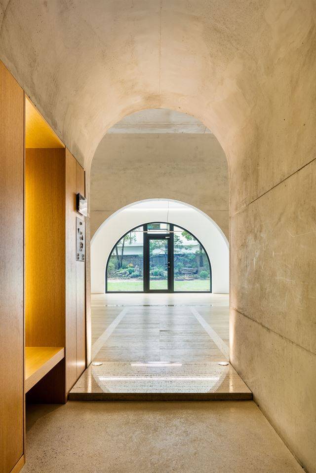 현관에 들어서자마자 머리 위 원통형 아치와 거실의 콘크리트 아치, 식당의 아치형 창문 등 3개의 아치와 만난다. 신경섭 건축사진작가 제공