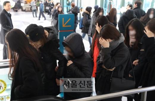 19일 故 샤이니 종현의 빈소가 서울 풍납동 서울아산병원에 마련됐다. 향년 27세.일반인 조문은 같은 병원 장례식장 지하 1층 3호실을 통해 가능하다. 발인은 오는 21일 9시, 장지는 미정이다. 2017. 12. 19 사진공동취재단