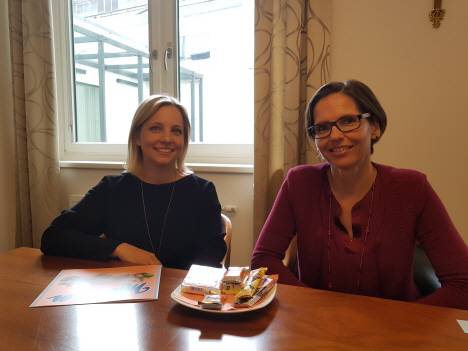 에바 힙핑거(오른쪽) 인사총괄과 카린 슈타인하르트 마케팅팀장이 본사 1층 회의실에서 가족 같은 기업문화와 노동시간저축제, 직원휴게실 등 마너의 노동친화적 기업 문화를 소개하고 있다. /빈=백주연 기자