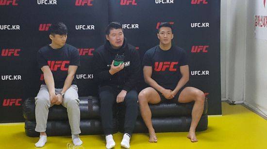 왼쪽부터 최두호, 양성훈 감독, 강경호