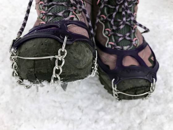겨울 산행의 필수품 아이젠.