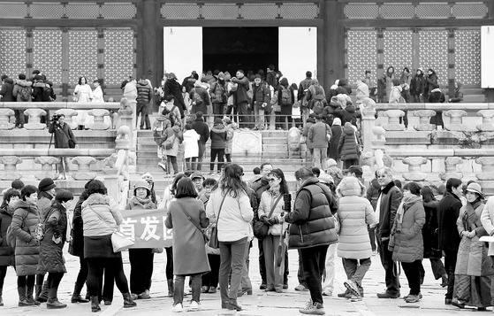경복궁을 관람 중인 중국 여행객들. 중국측은 베이징·산둥성 지역에 한해 허용한 한국행 단체여행객 비자 승인을 지난 19일 다시 거부했다. 중앙포토