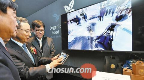 20일 오전 강원도 평창군 의야지마을에서 열린‘평창 5G 빌리지’개소식에서 황창규(왼쪽에서 둘째) KT 회장이 이희범(왼쪽) 평창동계올림픽조직위원장과 함께‘5G AR(증강 현실) 마켓’을 체험하고 있다. ‘5G AR 마켓’에선 태블릿PC를 통해 360도 VR(가상현실) 실시간 영상을 보며 쇼핑할 수 있다. /주완중 기자