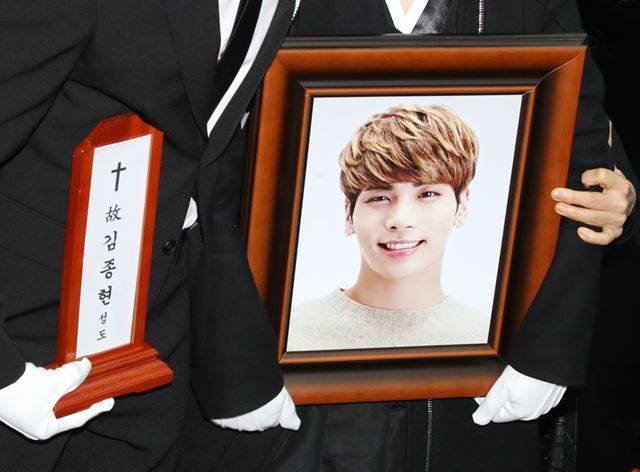 21일 오전 서울 송파구 풍납동 서울아산병원 장례식장에서 그룹 샤이니의 멤버 종현(본명 김종현)의 발인이 엄수되고 있다. 연합뉴스