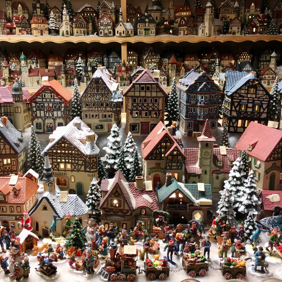 유럽 전통 가옥을 모티브로한 캔들 홀더. 크리스마스 마켓의 단골 아이템이다. 홍주희 기자