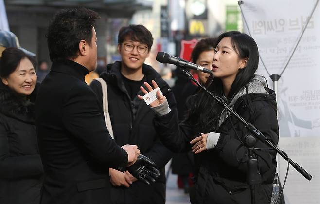 국민대학교에서 가르쳤던 여제자를 우연히 만나 인사하고 있다. 신인섭 기자