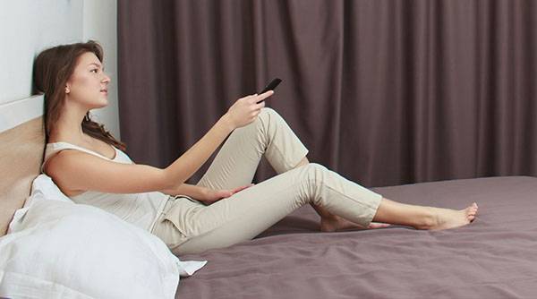 ⓒ사이언스북스 제공 목 디스크를 악화시키는 전형적인 텔레비전 시청 자세. 이 자세는 후방 섬유륜이 찢어지도록 힘을 가한다.