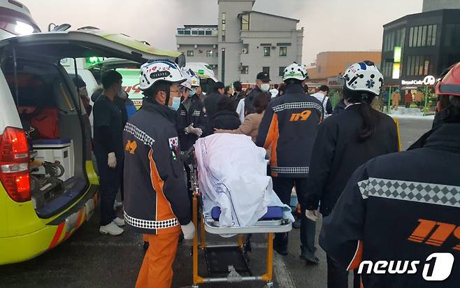 21일 오후 3시53분쯤 충북 제천시 하소동의 한 8층짜리 사우나 건물에서 불이 나 소방당국이 진화 작업을 벌이고 있다. 119구조대원이 화재현장에서 사망자를 수습하고 있다. 2017.12.21/뉴스1 © News1 조영석 기자