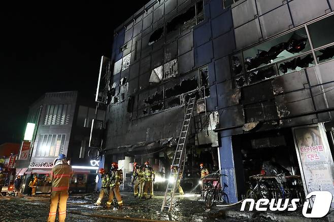 21일 오후 3시53분쯤 충북 제천시 하소동의 한 8층짜리 사우나 건물에서 불이 났다. 소방대원이 건물 수색을 위해 현장으로 들어서고 있다.2017.12.21/뉴스1 &copy; News1 김용빈 기자