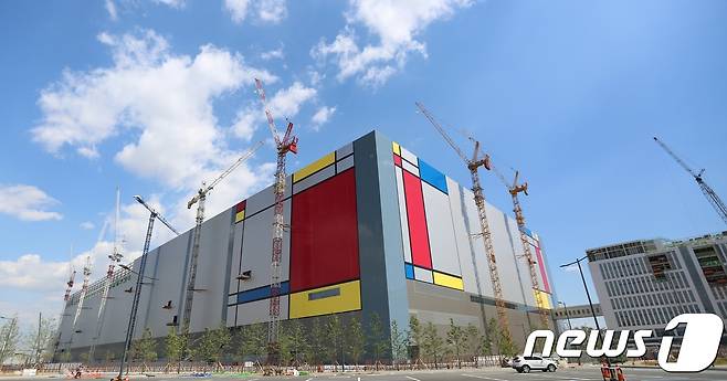 삼성전자가 4일 경기도 평택 반도체 단지에서 제품 출하식을 갖고 최첨단 3차원 V낸드 양산을 시작했다. 사진은 삼성전자 평택캠퍼스 반도체 생산라인 외경. (삼성전자 제공)/뉴스1