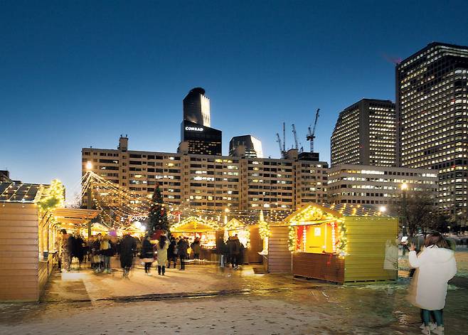 여의도 한강공원에서 열리는‘서울 크리스마스 마켓’. 유럽의 3대 크리스마스 마켓 중 하나인 프랑스 스트라스부르 마켓을 본떴다. 이국적인 분위기 덕에 강추위에도 사람들이 붐빈다.