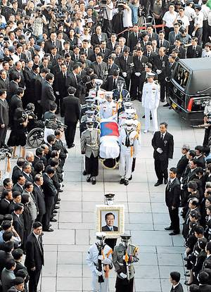 2009년 김대중 전 대통령 국장. 운구병 행렬 오른편에 유재철 대표가 서 있다. / 연합뉴스