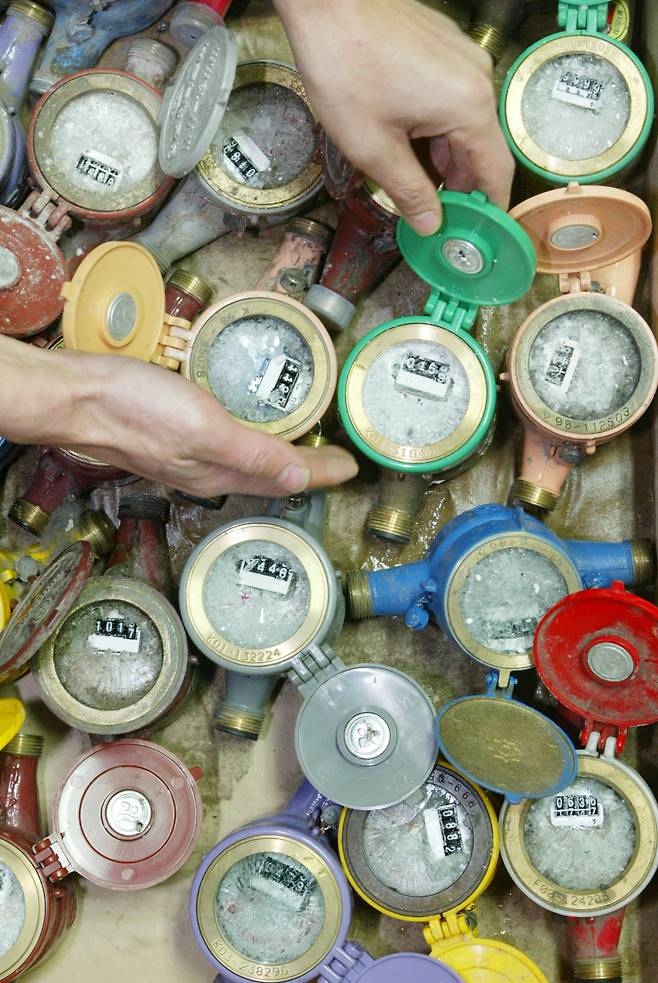 맹추위가 계속되면 수도계량기가 얼어터진다. 물이 얼면서 부피가 늘어난 탓이다. [중앙포토]