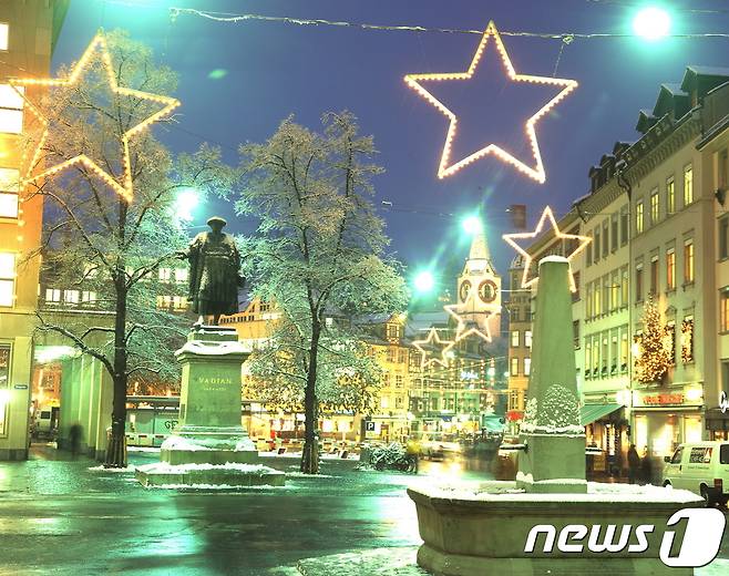 700개의 별 모양의 조명을 거리에 채워 놓은 생갈렌의 겨울 풍경.  스위스관광청 제공.© News1
