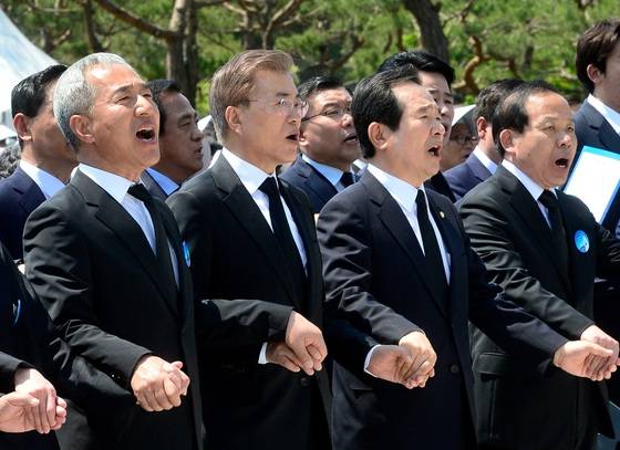'임을 위한 행진곡'을 작곡한 김종률 광주문화재단 사무처장(왼쪽)이 국립 5·18민주묘지에서 열린 37주년 5·18 기념식에서 문재인 대통령과 함께 노래를 제창하고 있다. [중앙포토]