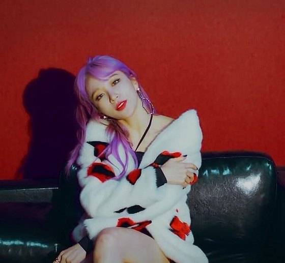 유니크한 패턴이 그려진 흰색 페이크 퍼를 입은 걸그룹 EXID의 하니. [사진 EXID 뮤직비디오 캡처]