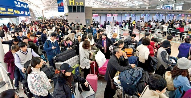 24일 인천국제공항 여객터미널 3층 출국장은 성탄절 연휴를 해외에서 보내려는 공항 이용객들로 북새통을 이뤘다. 올해 내국인 출국자 수는 2600만 명을 넘겨 지난해에 이어 사상 최대 기록을 갈아치울 전망이다. 김영우 기자 youngwoo@hankyung.com