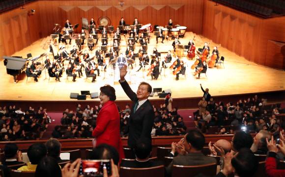 문재인 대통령 내외, 성탄음악회 참석 - 문재인 대통령과 김정숙 여사가 25일 오후 서울 서초구 예술의전당 콘서트홀에서 열린 ‘2017년 개신교·천주교 연합 성탄음악회’에 참석해 관람객들에게 인사를 하고 있다. 2017.12.25 청와대제공