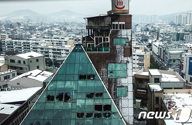 화재 참사로 29명이 목숨을 잃은 충북 제천의 한 스포츠센터가 당시의 참혹함을 말해주 듯 검게 그을려 있다.(독자 제공)2017.12.22/뉴스1 © News1 엄기찬 기자