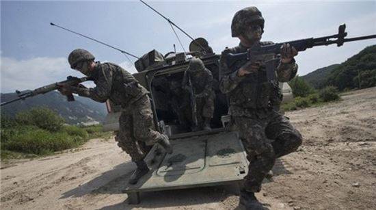 장갑차로 이동, 전선에 도착하면 차량에서 내려 진격하는 현대 기계화부대의 모습.(사진=연합뉴스)