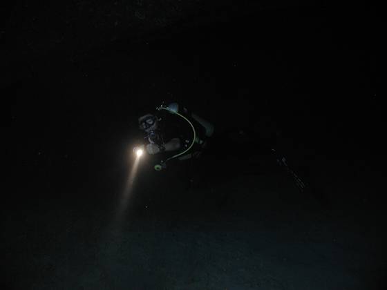 사이판 그로투 동굴에서 외해로 나가 만난 작은 동굴에서의 필자. [사진 박동훈]