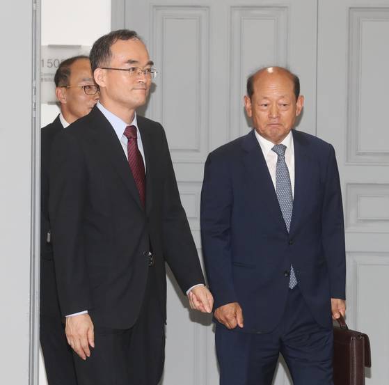 문무일 검찰총장(왼쪽)이 지난 9월 19일 대검에서 열린 검찰개혁위원회 발족식 행사장에 송두환 위원장과 입장하고 있다. 최정동 기자