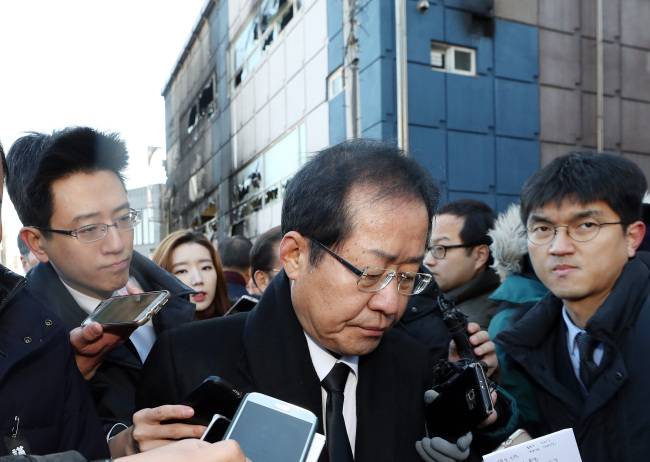 홍준표 자유한국당 홍준표 대표가 충북 제천 스포츠센터 화재 현장을 방문하고 있다. [사진제공=연합뉴스]