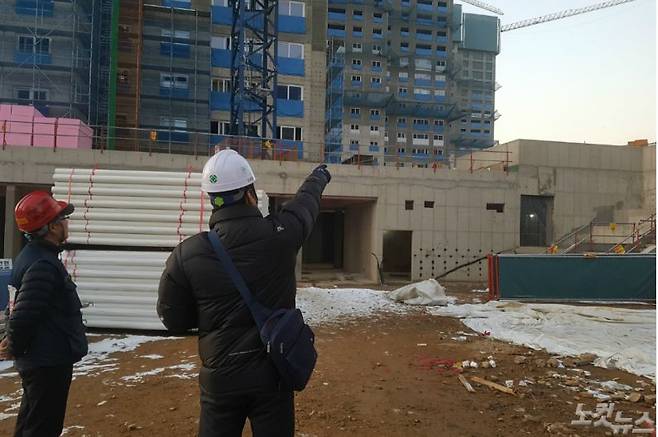 지난 22일 찾은 경기 화성시 동탄2신도시의 한 아파트 신축공사현장에서 타워크레인 기사들이 노후된 타워크레인을 가리키고 있다. (사진=신병근 기자)